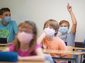 Ab heute gilt für Schüler ab der 5. Klasse auch in Erlangen wieder Mundschutzpflicht auch im Unterricht. Foto: Gregor Fischer/dpa