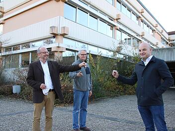 BBZ-Schulleiter Georg Gißler (links) und sein Stellvertreter Christian Zintl übergeben den Schlüssel des alten Berufsbildungszentrums an Bürgermeister Michael Kastl. Foto: Thomas Malz