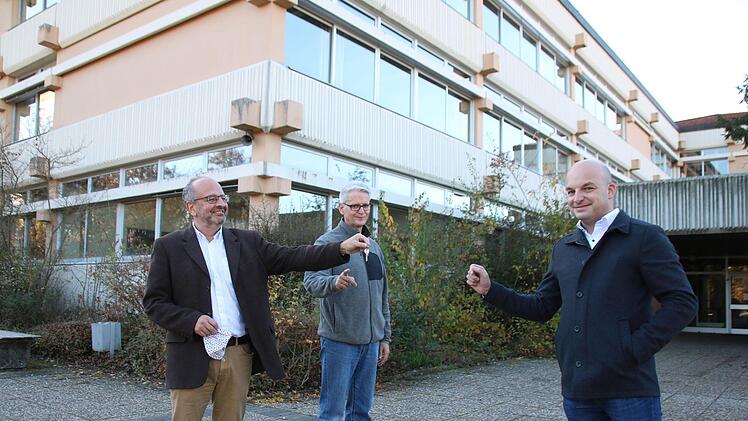 BBZ-Schulleiter Georg Gißler (links) und sein Stellvertreter Christian Zintl übergeben den Schlüssel des alten Berufsbildungszentrums an Bürgermeister Michael Kastl. Foto: Thomas Malz