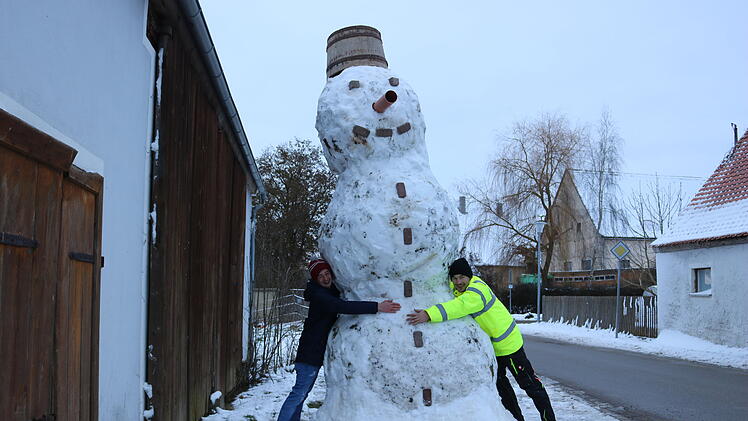 Freunde bauen Riesenschneemann