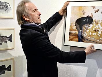Sobald wie möglich möchte der Kunstverein auch wieder Ausstellungen auf herkömmliche Weise veranstalten. Im Bild Vereinsvorsitzender Karl-Heinz Greim mit einer Fotoarbeit von Klaus Morsch.