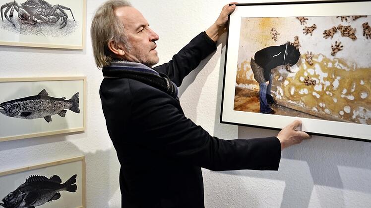 Sobald wie möglich möchte der Kunstverein auch wieder Ausstellungen auf herkömmliche Weise veranstalten. Im Bild Vereinsvorsitzender Karl-Heinz Greim mit einer Fotoarbeit von Klaus Morsch.