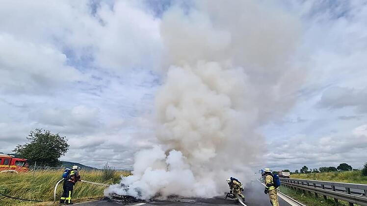A73: BMW steht bei Lichtenfels in Flammen