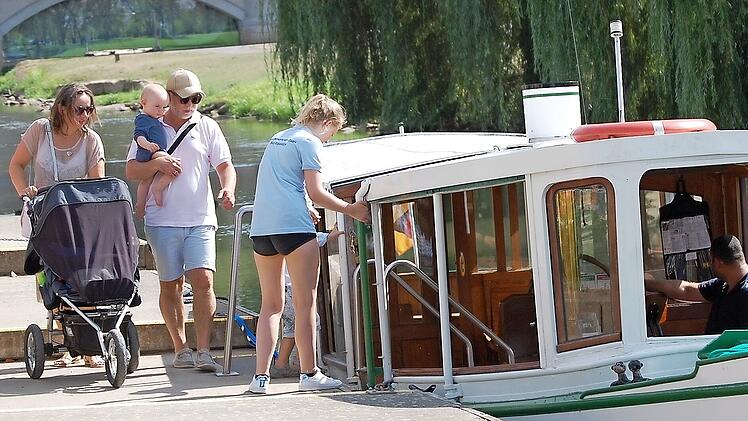 Die Landestege und die Verstärkungen am Saale-Ufer für die Dampferle
