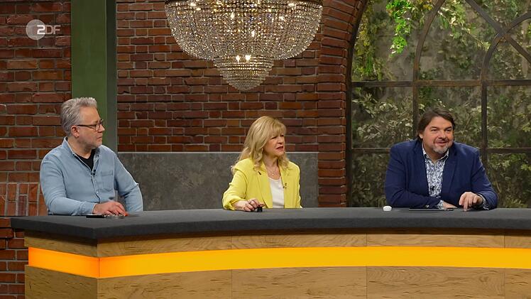 Im Händlerraum gingen die Gebote schnell nach oben - zum Unverständnis von Elke Velten: "Ihr macht mich ganz wuschig." Jan Cizek (links) schnappte sich das Schild schließlich für 1.010 Euro.