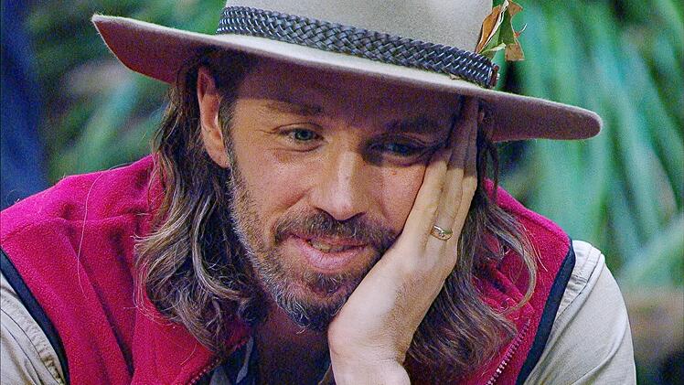 Da konnte Gil noch lachen - vielleicht, weil er immer noch im Camp ist, obwohl die Aufregung &uuml;ber seinen Auftritt bereits vor Beginn gro&szlig; war.