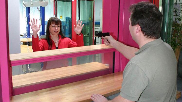 Auch wenn dieses Bild gestellt ist: So wie hier Sitec-Mitarbeiter Mathias Köhn hat auch der Bankräuber in Sand in die Röhre geschaut, als die Sicherheitsabtrennung in die Höhe schnellte. Marketingleiterin Katja Müller-Detsch löste den Sicherheitsschalter aus. Foto: A. Löffler