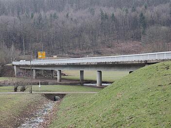 Die Sanierung der Nordbrücke hat begonnen. Die Fertigstellung wird im November sein. Fotos: Thomas Mäuser