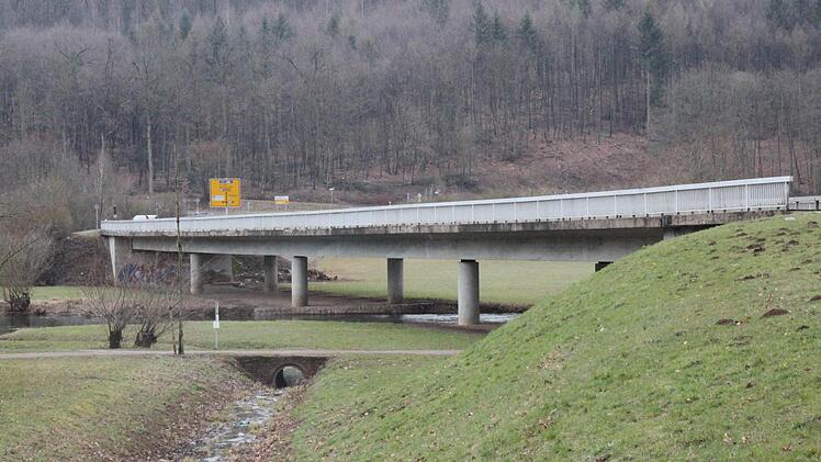 Die Sanierung der Nordbrücke hat begonnen. Die Fertigstellung wird im November sein. Fotos: Thomas Mäuser