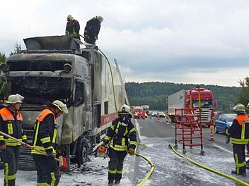 Mitglieder der Feuerwehr Bad Brückenau im Einsatz: Am Dienstagabend brannte auf der A 7 ein Lkw vollständig aus. Foto: Feuerwehr