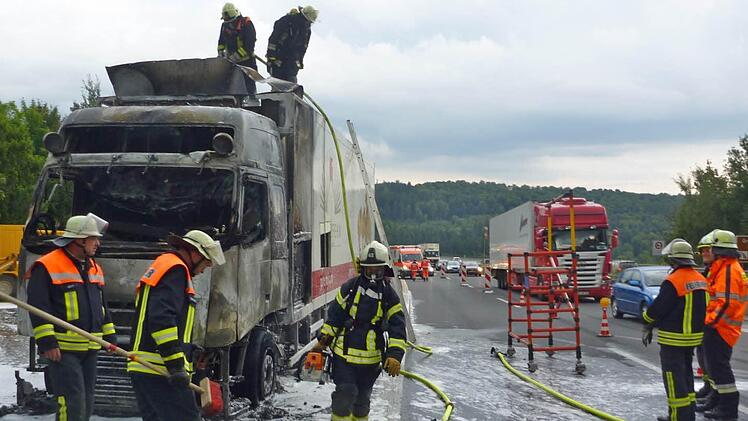 Mitglieder der Feuerwehr Bad Brückenau im Einsatz: Am Dienstagabend brannte auf der A 7 ein Lkw vollständig aus. Foto: Feuerwehr