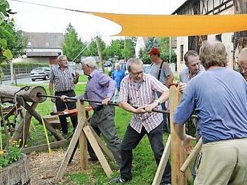 Starke Männer packten an beim Geschichte-Projekt. Das waren, von links: Erhard Ankenbrand (Prappach), Rudi Bätz, Alexander Herrmann (beide Königsberg), Eugen Kriwobokow (Prappach), Ernst Hümmer (Junkersdorf) sowie Michael Burkard (Königsberg).  Fotos: Gerold Snater