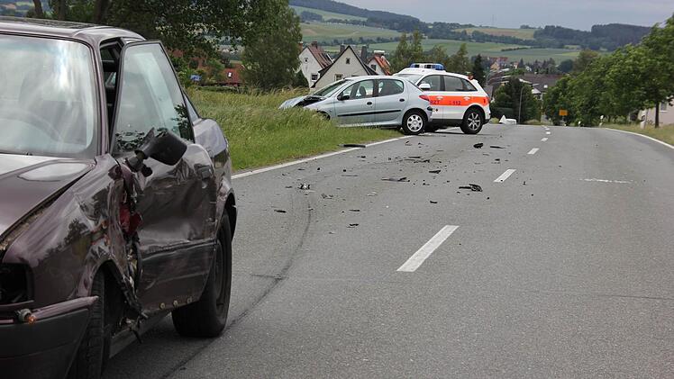 Der Audi blieb weit entfernt von den beiden anderen am Unfall beteiligten Autos liegen. Die Straße war von Trümmerteilen übersät.   Foto: Friedwald Schedel