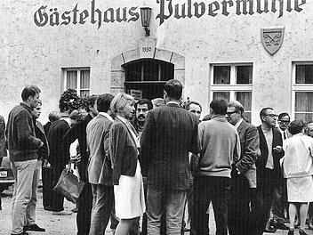 Gruppenaufnahme vor dem Gästehaus der Pulvermühle unter anderem mit Günther Grass (Mitte)  Foto: Toni Richter