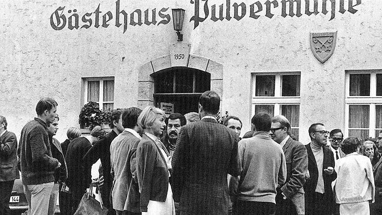 Gruppenaufnahme vor dem Gästehaus der Pulvermühle unter anderem mit Günther Grass (Mitte)  Foto: Toni Richter