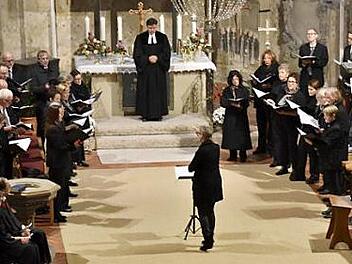 Der Kammerchor aus Ebern sorgte für die musikalische Gestaltung des Gottesdienstes zur Reformation in lateinischer Sprache. Foto: Gerold Snater