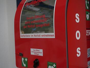 Erst kürzlich installiert: DerDefibrillator an der Sparkasse in Oberthluba. Gerd Schaar