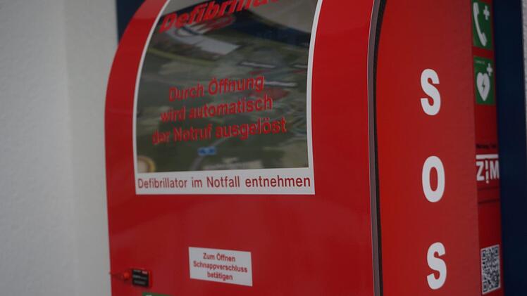 Erst kürzlich installiert: DerDefibrillator an der Sparkasse in Oberthluba. Gerd Schaar
