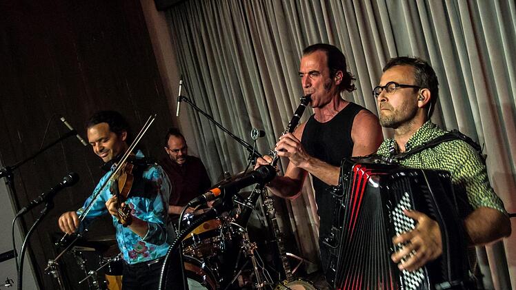 Coburg-Debüt: Das Ensemble "Trams des Balkans" beeindruckte die Zuhörer bei "Leise am Markt".Foto: Jochen Berger