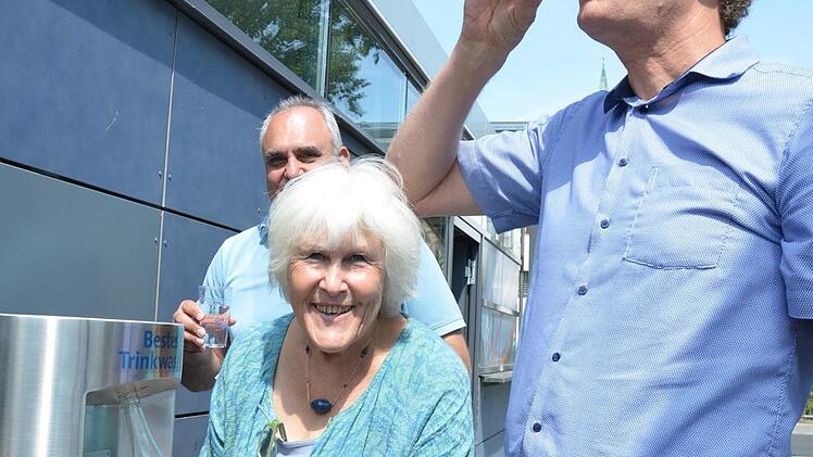 Retta Müller-Schimmel am Trinkwasserspender in der Innenstadt: Sie lobt das Wasser aus der Tiefzone, erneuert aber stets ihre Kritik am Nitratgehalt der eigenen Brunnen.  Foto: Bernhard Panzer
