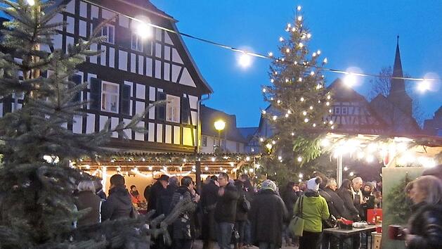 Heuer zum letzten Mal k&ouml;nnen die Besucher des Weihnachtsmarktes in Jesserndorf die Atmosph&auml;re des stattlichen Anwesens Zehender in der Ortsmitte genie&szlig;en. 2019 richten die Soroptimistinnen einen Martini-Markt im Bauernmuseum Frensdorf aus. Foto: Archiv