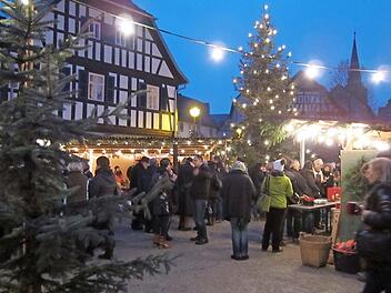 Heuer zum letzten Mal k&ouml;nnen die Besucher des Weihnachtsmarktes in Jesserndorf die Atmosph&auml;re des stattlichen Anwesens Zehender in der Ortsmitte genie&szlig;en. 2019 richten die Soroptimistinnen einen Martini-Markt im Bauernmuseum Frensdorf aus. Foto: Archiv