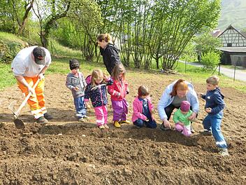 Auf eine reiche Kartoffelernte hoffen die Kinder des Kinderhauses "Gerne Gro&szlig;" in Sulzthal.  Foto: Dina Dauer