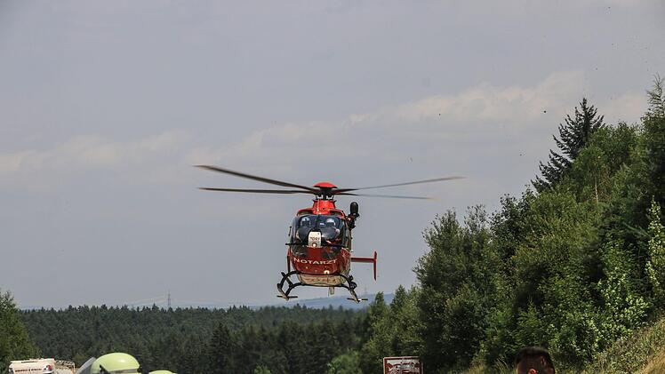 Im Landkreis Coburg ist am Montag ein schwerer Unfall passiert, bei dem ein Auto auf dem Dach auf der A73 landete. Foto: NEWS5 / Merzbach