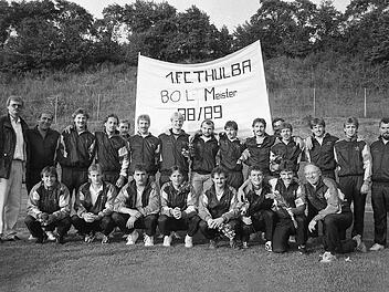 Willkommen in der Landesliga: Unser Bild aus dem Jahr 1989 zeigt das Meisterteam des FC Thulba mit (hinten, von links) Vorsitzendem Otto Knoblauch, Betreuer und Masseur Erich Übel, Gottfried Gerlach, Alexander Hüfner, Bernhard Herrlein, Philipp Drilling, Volker Hüfner, Gerald Leser, Spielertrainer Peter Kunkel, Stefan Armbruster, Hans Heilmann, Jugendspieler Thomas Strauch und zweitem Vorsitzenden Gottfried Kolb sowie (vorne, von links) Dietmar Werner, Alexander Klubertanz, Robert Huppmann, W...