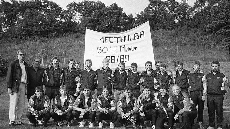 Willkommen in der Landesliga: Unser Bild aus dem Jahr 1989 zeigt das Meisterteam des FC Thulba mit (hinten, von links) Vorsitzendem Otto Knoblauch, Betreuer und Masseur Erich Übel, Gottfried Gerlach, Alexander Hüfner, Bernhard Herrlein, Philipp Drilling, Volker Hüfner, Gerald Leser, Spielertrainer Peter Kunkel, Stefan Armbruster, Hans Heilmann, Jugendspieler Thomas Strauch und zweitem Vorsitzenden Gottfried Kolb sowie (vorne, von links) Dietmar Werner, Alexander Klubertanz, Robert Huppmann, W...