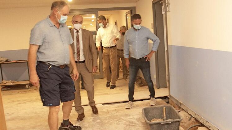 Hausmeister Joachim Heim (von links) bei der Besichtigung der Schäden mit Landrat Wilhelm Schneider, Konrektor Florian Schraud und Ralf Röckelein-Sarre (Hochbauabteilung)