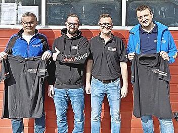 Freuen sich &uuml;ber die neue Vereinskleidung: Die Vorst&auml;nde Andreas Lunz (2.von links) und Michael Fischer (2. von rechts) mit den Sponsoren Uwe Amon (links, Wagner-Amon) und Thomas Nikol (rechts, Nikol Landtechnik). Die Firma MaWi Sch&uuml;tz war leider ...
