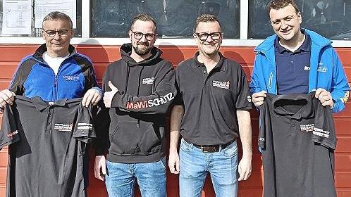 Freuen sich &uuml;ber die neue Vereinskleidung: Die Vorst&auml;nde Andreas Lunz (2.von links) und Michael Fischer (2. von rechts) mit den Sponsoren Uwe Amon (links, Wagner-Amon) und Thomas Nikol (rechts, Nikol Landtechnik). Die Firma MaWi Sch&uuml;tz war leider ...