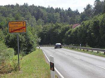 Die Staatsstraße in Richtung Trossenfurt. Eltmann sieht dringenden Sanierungsbedarf, ist aber nicht zuständig und ist auf das Staatliche Bauamt Schweinfurt angewiesen.