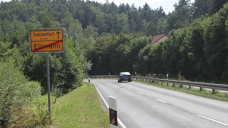 Die Staatsstraße in Richtung Trossenfurt. Eltmann sieht dringenden Sanierungsbedarf, ist aber nicht zuständig und ist auf das Staatliche Bauamt Schweinfurt angewiesen.