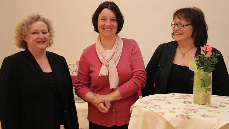 Rita Wachter, Jessica Lutz und Maria Kraus (von links) laden die Paare und ihre Gäste in den neuen Empfangssaal ein.