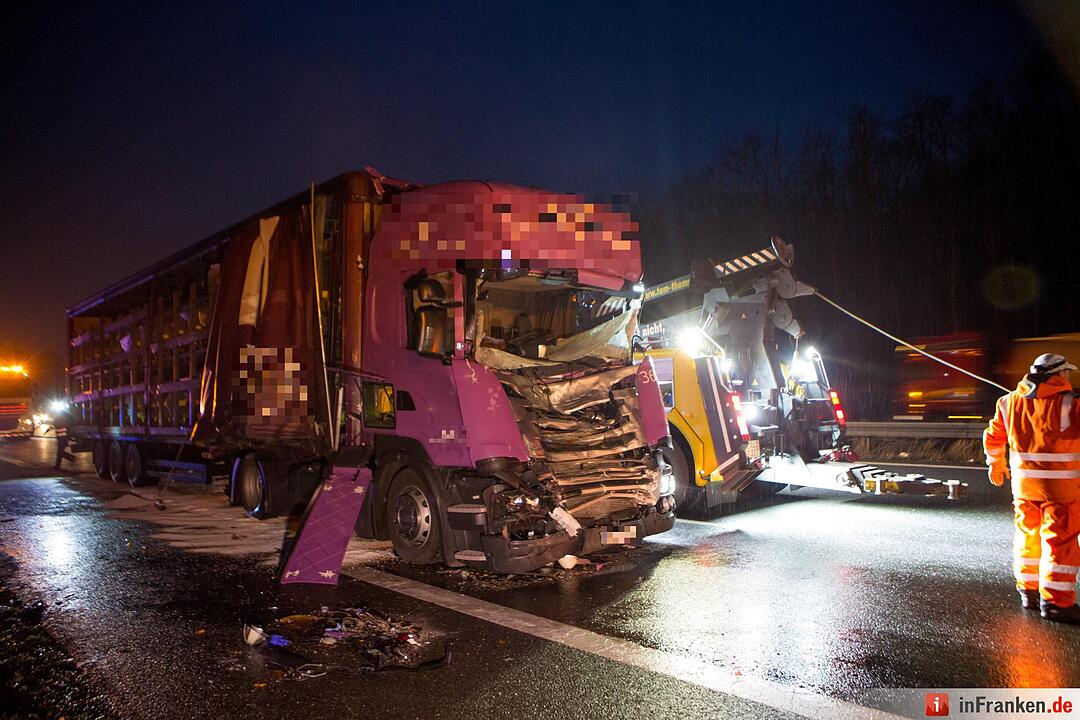 Sattelschlepper kracht in Baustellenabsicherung auf der A9
