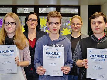 Die Wirtschaftsquiz-Sieger (vorne, von links) Lea Kleinhenz (Breitenbach), Erick Nietsch (Wildflecken) und Michael Eisfeld (Oberwildflecken) freuen sich mit den Gratulanten (hinten, links) Lydia Molea und Barbara Gutmann von den Wirtschaftsjunioren Bad Kissingen. Foto: Sigismund von Dobschütz