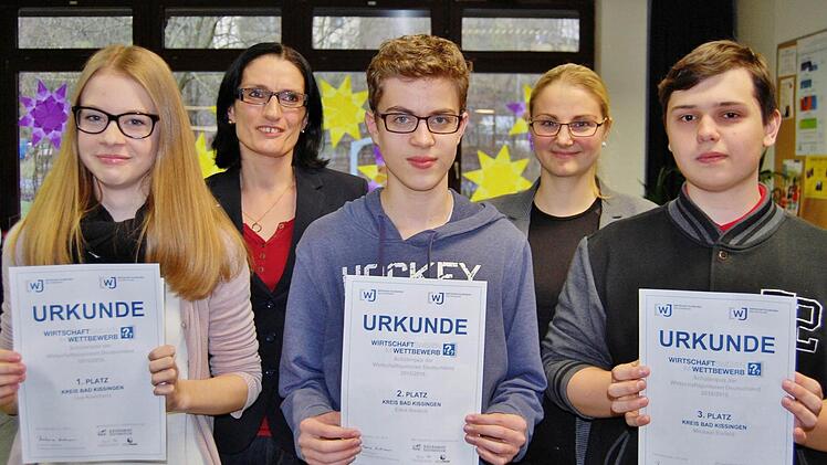 Die Wirtschaftsquiz-Sieger (vorne, von links) Lea Kleinhenz (Breitenbach), Erick Nietsch (Wildflecken) und Michael Eisfeld (Oberwildflecken) freuen sich mit den Gratulanten (hinten, links) Lydia Molea und Barbara Gutmann von den Wirtschaftsjunioren Bad Kissingen. Foto: Sigismund von Dobschütz