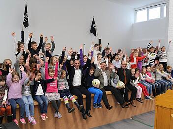 Jubelszene bei der Einweihung der Turnhalle Fotos: Franz Galster