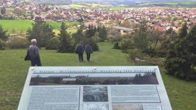 Zahlreiche Menschen waren gekommen, um den Rundweg zum Bruderkrieg von 1866 kennenzulernen. Foto: Kerstin Väth