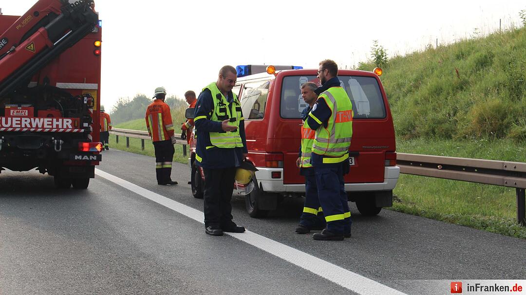 Drei Fahrspuren nach folgenschwerem Auffahrer blockiert - Geladene Autos liegen auf der Autobahn