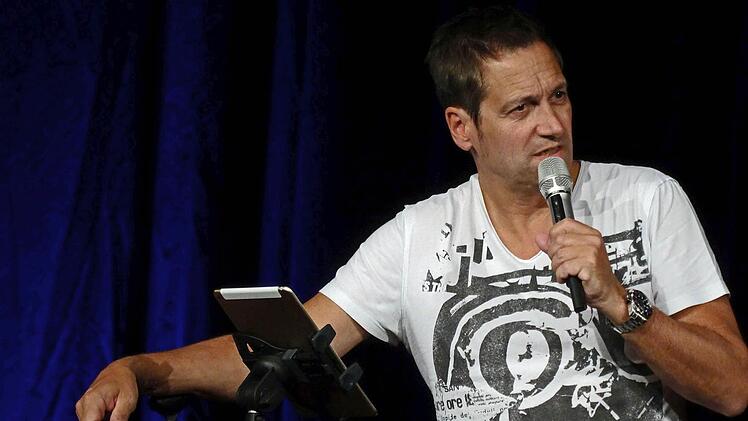 Wortgewandt und unterhaltsam : Dieter Nuhr gastierte im Coburger Kongresshaus. Foto: Jochen Berger