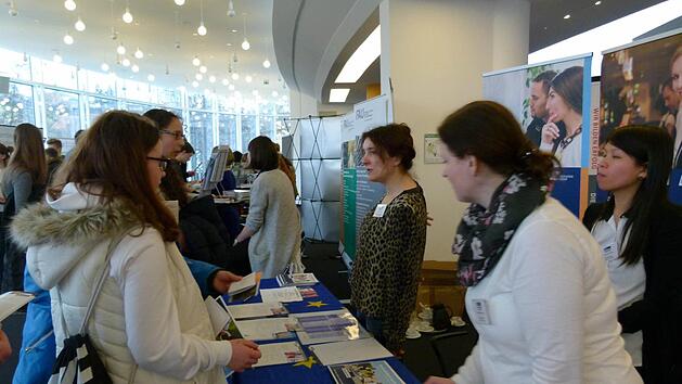 &Uuml;ber 75 Aussteller boten eine F&uuml;lle an Informationen f&uuml;r Sch&uuml;ler und Eltern.  Fotos: Marion Kr&uuml;ger-Hundrup