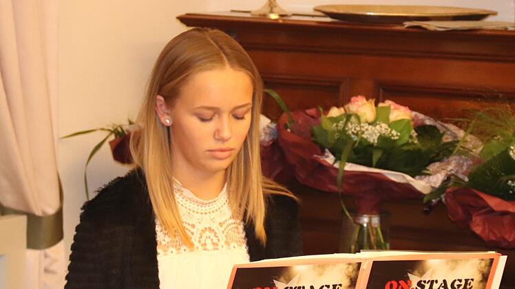 Die junge Pianistin Jana Schlögel begeisterte am E-Piano.