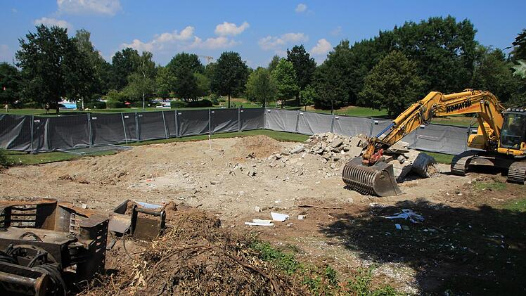 Hier entsteht der neue Eltern-Kind-Bereich im Höchstadter Wellenfreibad. Das vor 40 Jahren aufgefüllte Gelände muss jetzt mit Rüttelstopfsäulen stabilisiert werden.  Foto: Andreas Dorsch
