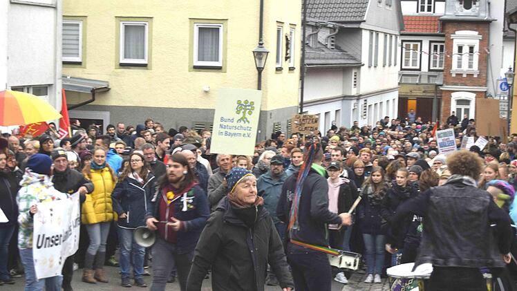 Rund 500 Protestler marschierten die Stadtknechtsgasse zum Stadtschloss hoch.