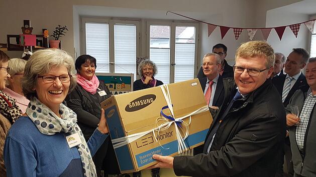 Einen neuen Bildschirm gab es f&uuml;r die B&uuml;cherei. Foto: Michael Lor&ouml;sch