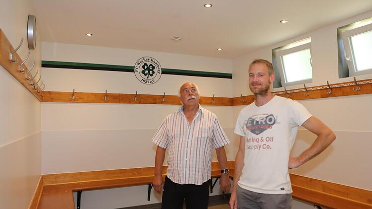 Der zweite Vorsitzende Roland Bäumler (l.) und Alexander von Stetten in der frisch renovierten Kabine der ersten Mannschaft.Barbara Herbst