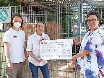 Die Direktkandidatin der ödp, Michaela Reinhard (rechts), überreichte vor Ort der Chefin des Tierheims, Ursula Böhm einen Spendenscheck. Unterstützt wurde sie vom Beisitzer im Kreisverband, Patrik Dorsch (links).